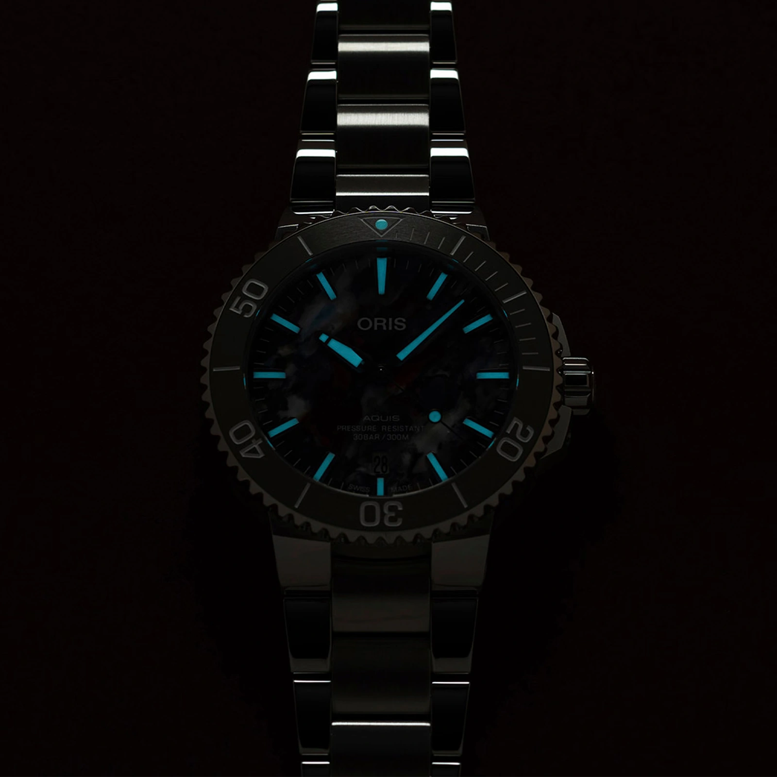 zegarek automatyczny stalowy Oris Aquis Date Upcycle 01 733 7766 4150-Set w ciemności 