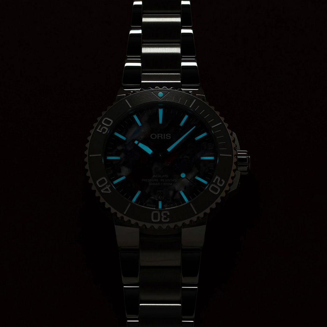 zegarek automatyczny stalowy Oris Aquis Date Upcycle 01 733 7766 4150-Set w ciemności 