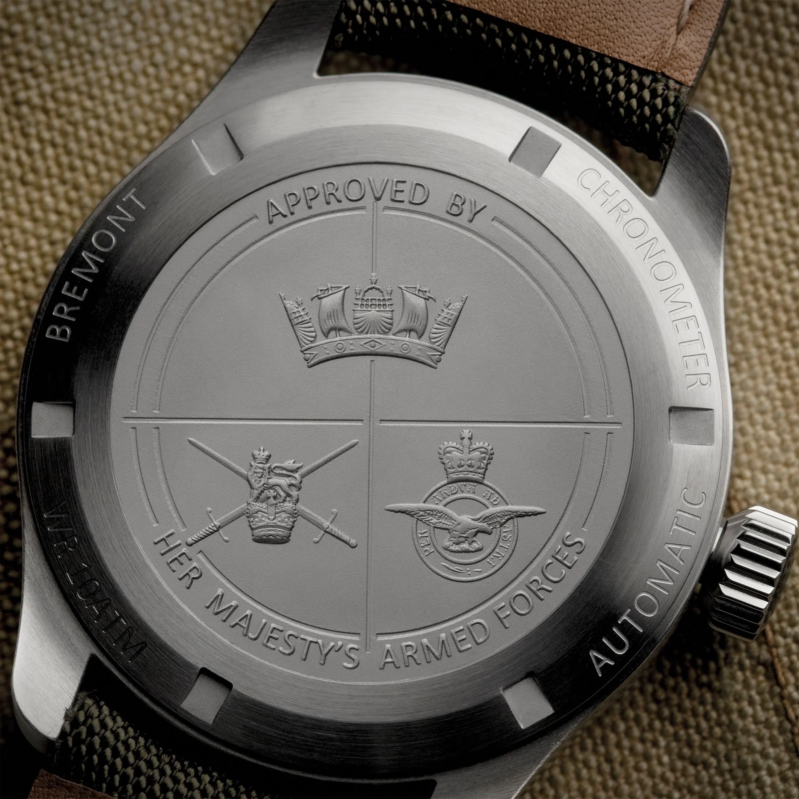 Zegarek klasyczny czarny Bremont Broadsword koperta od tyłu 